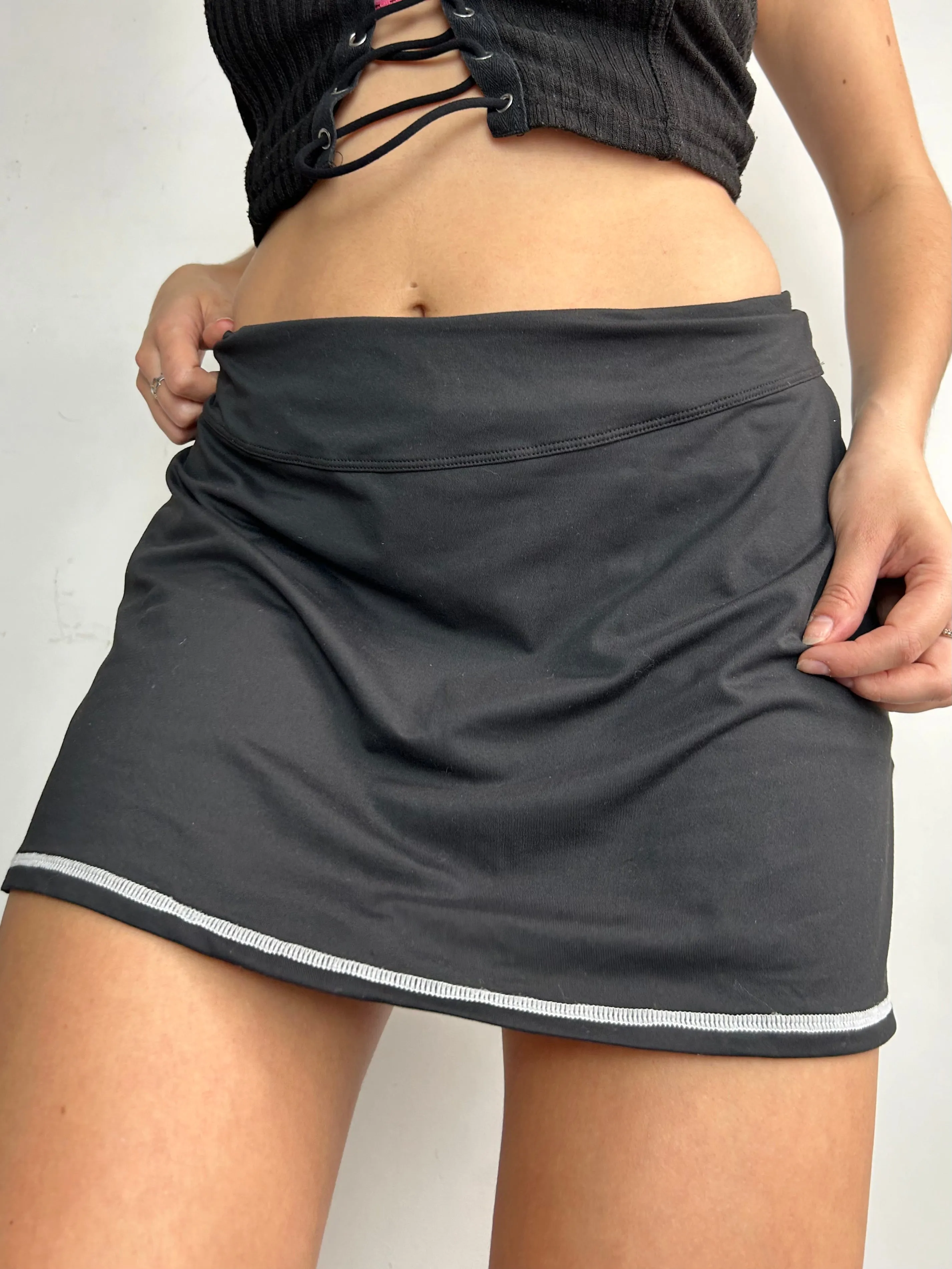 Black low rise y2k 90s vintage mini tennis skort (M)