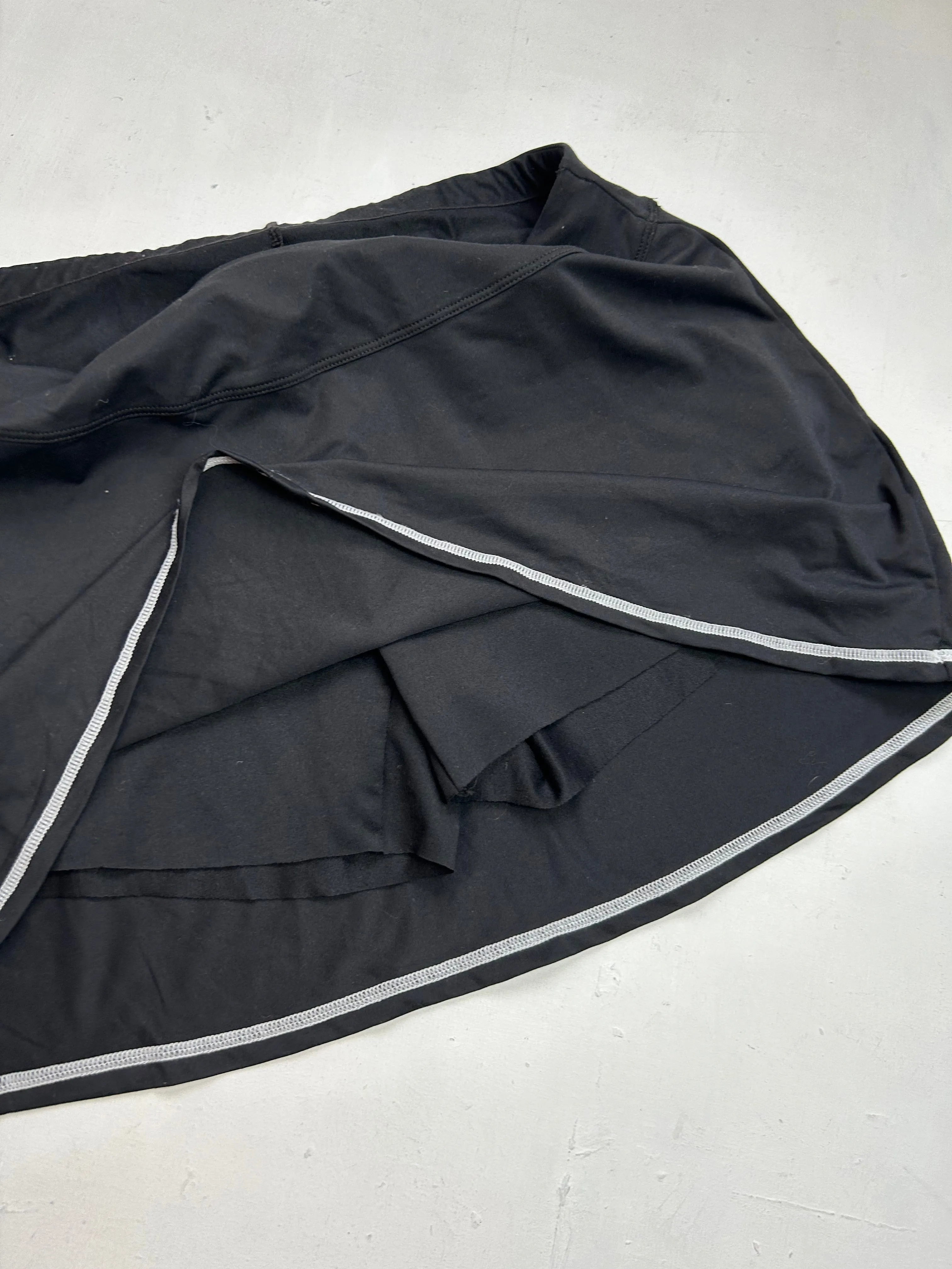 Black low rise y2k 90s vintage mini tennis skort (M)
