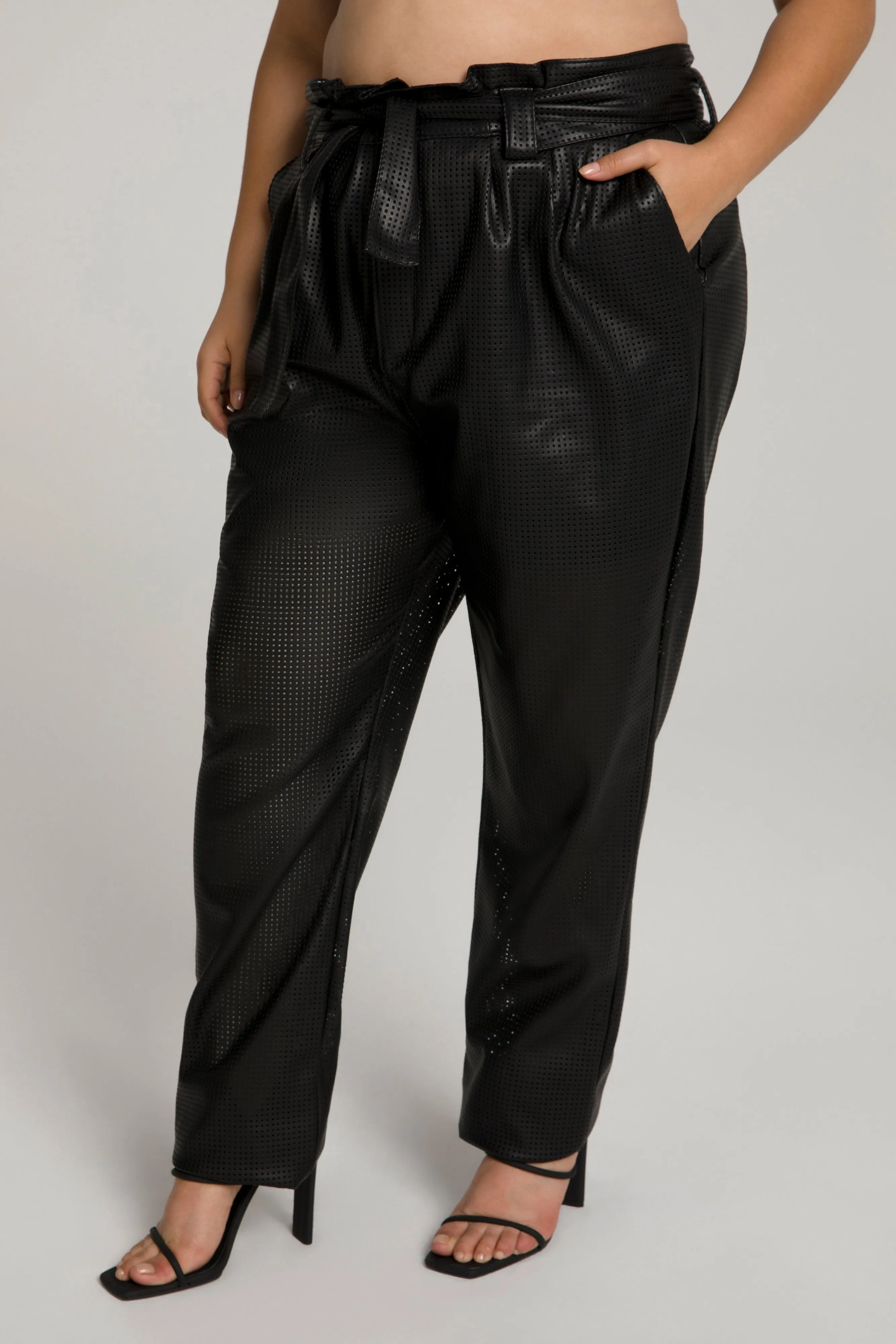 PERFORATED PLEATED PANT | BLACK001