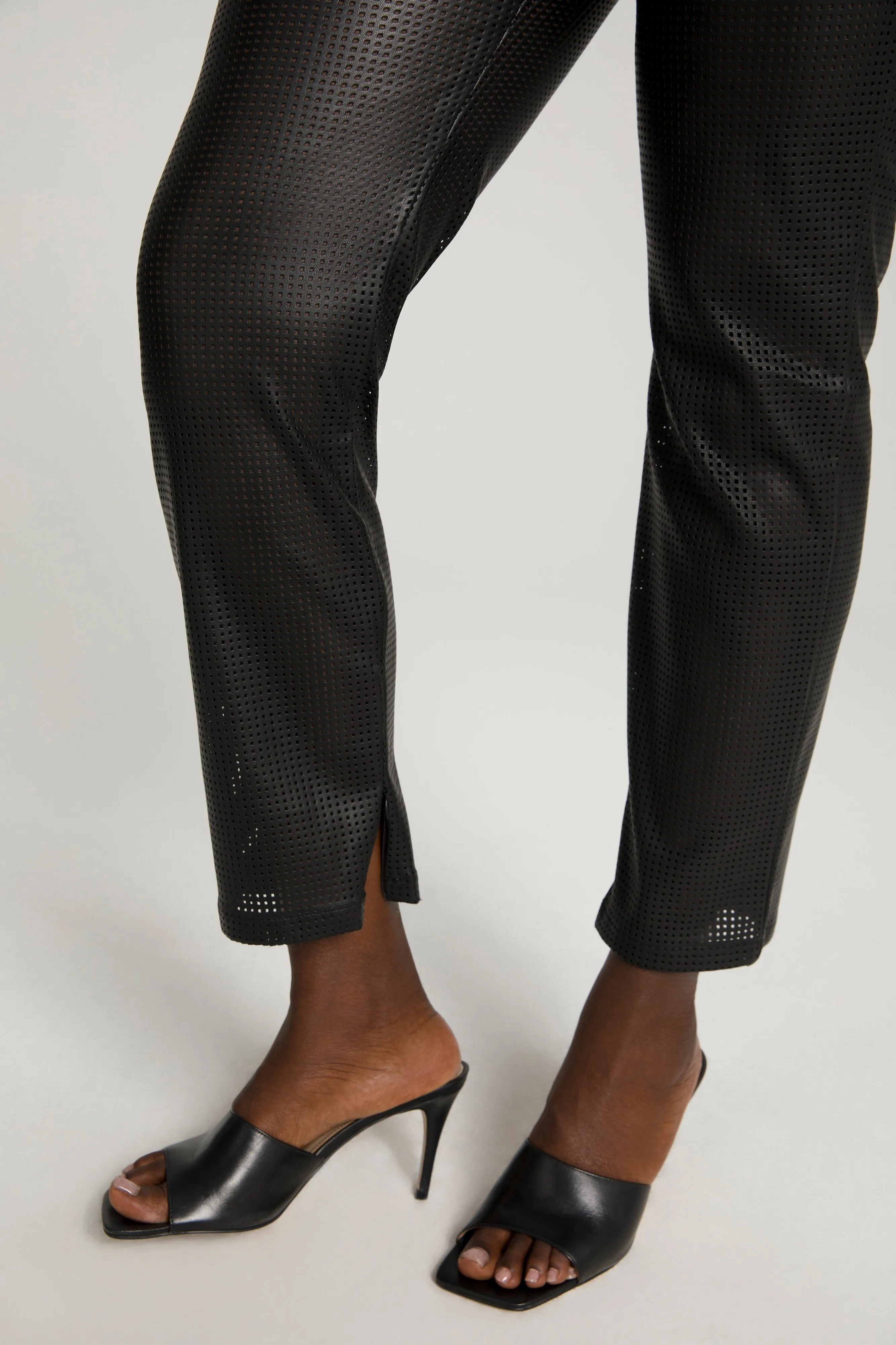 PERFORATED PLEATED PANT | BLACK001