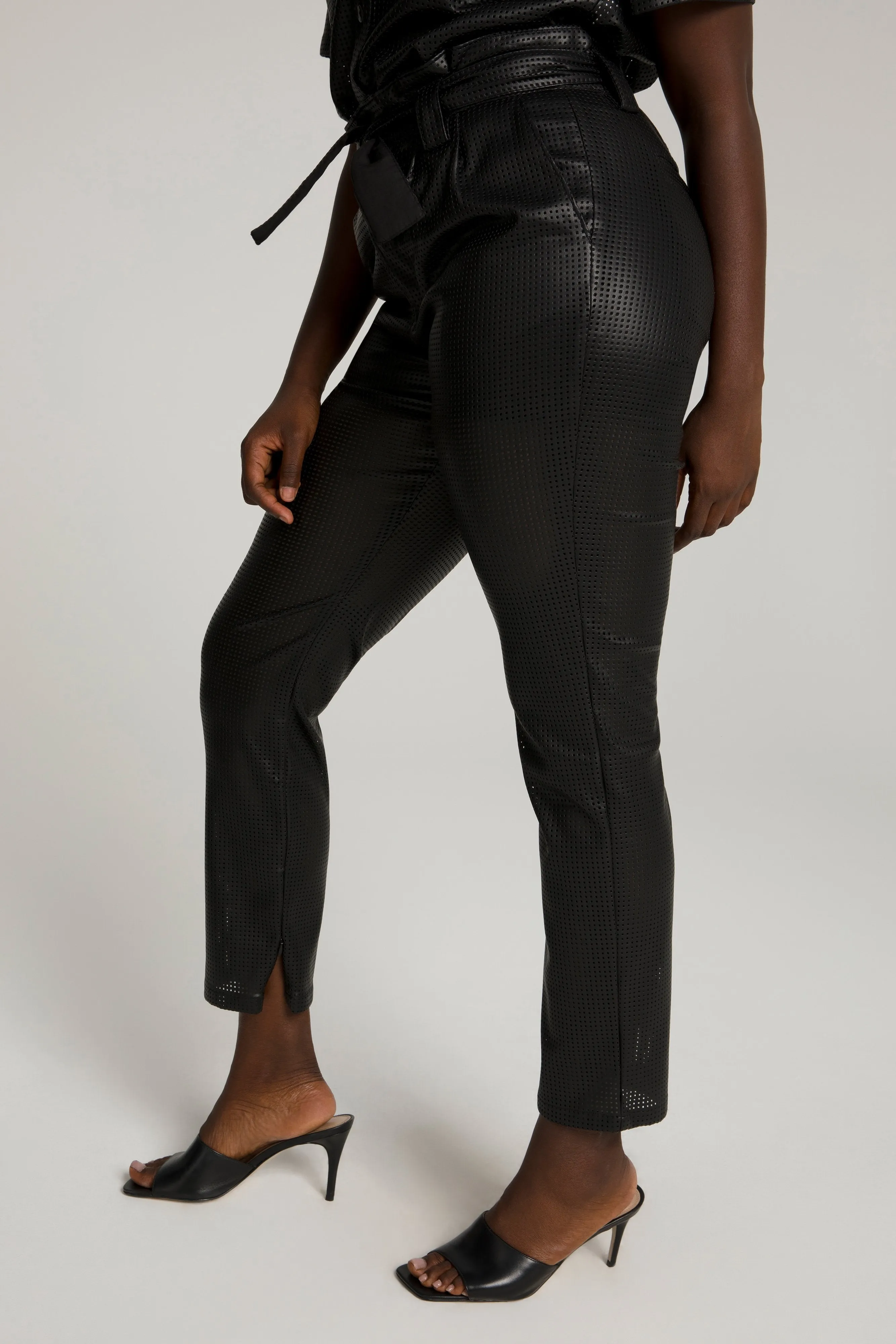 PERFORATED PLEATED PANT | BLACK001