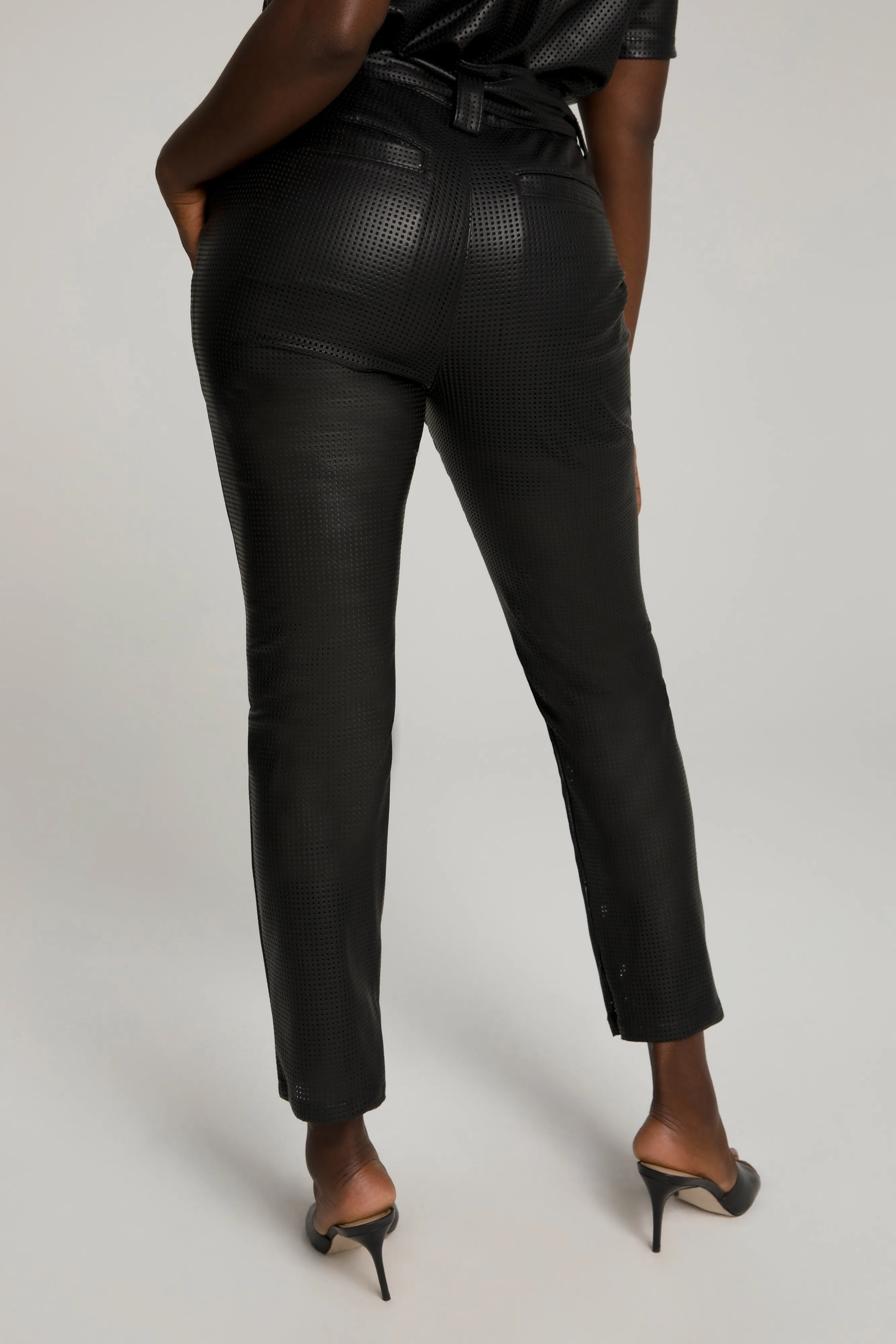 PERFORATED PLEATED PANT | BLACK001